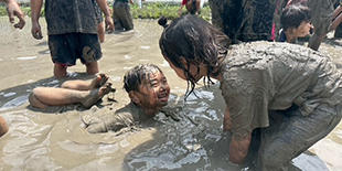 全身で泥遊びを満喫する子どもたち