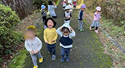 あぜ道を探索する子どもたち