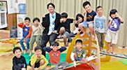 ゲストと記念写真を撮る子どもたち