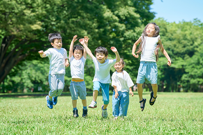 先生とジャンプする子どもたち