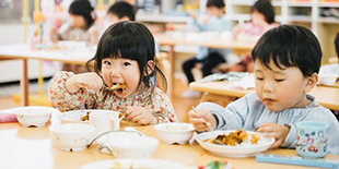 美味しそうにお昼ご飯を食べる子どもたち